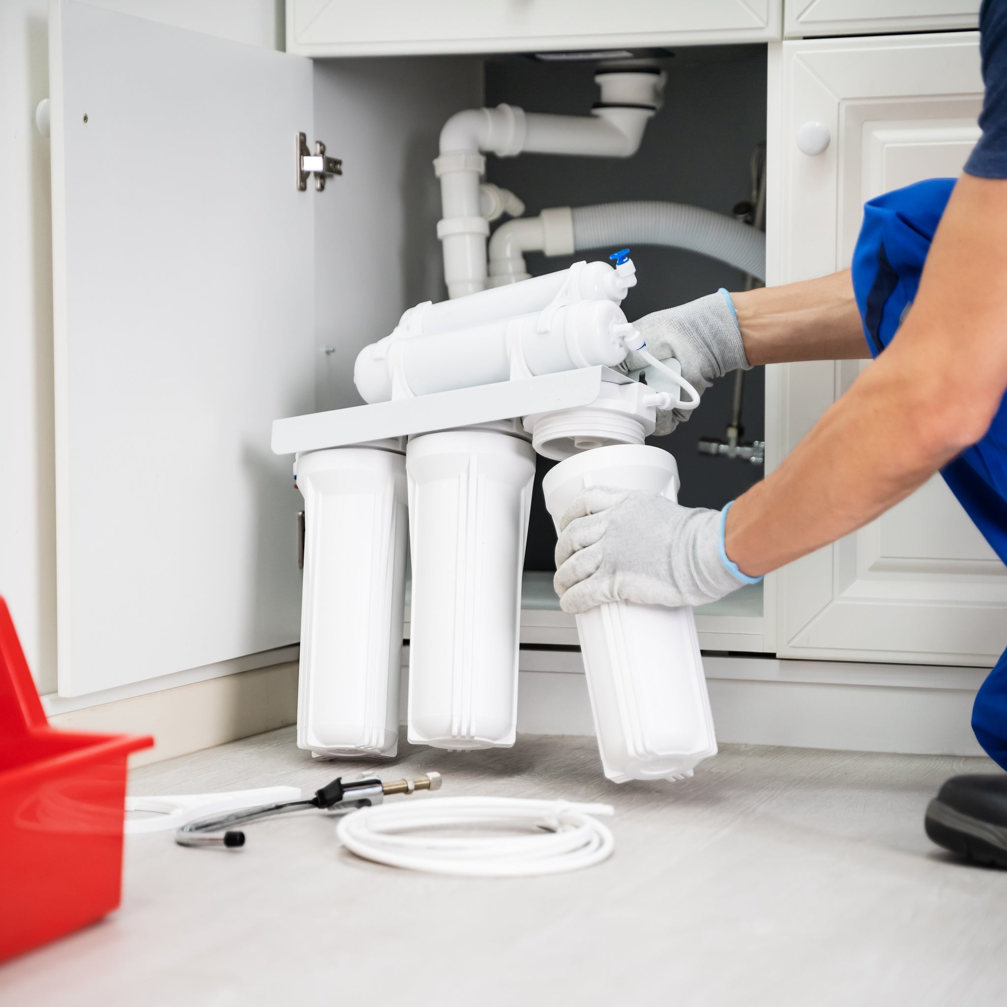 An image of a reverse osmosis water filtration system being installed by a water treatment professional. Our Met Pro Wholesale Business Program has all the supplies you need as a plumber, water treatment company or appliance installer. 